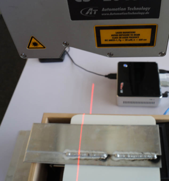 traingulation_sensor_projecting_laserLine_on_weldSeam